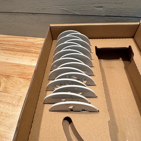 NIB - The Pampered Chef 1525 Cookie Press with 16 Discs - White - Picture 4 of 8